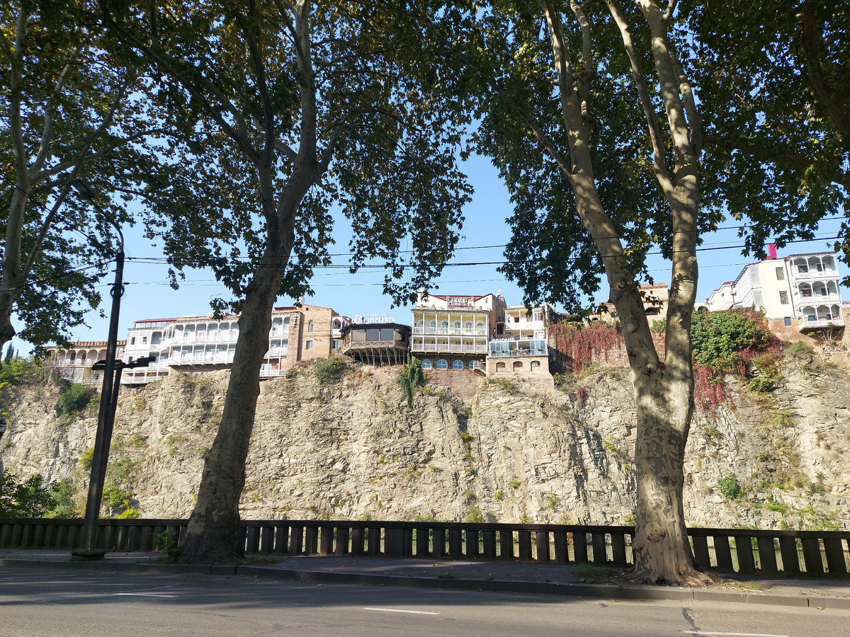 Дома на отвесных берегах Куры