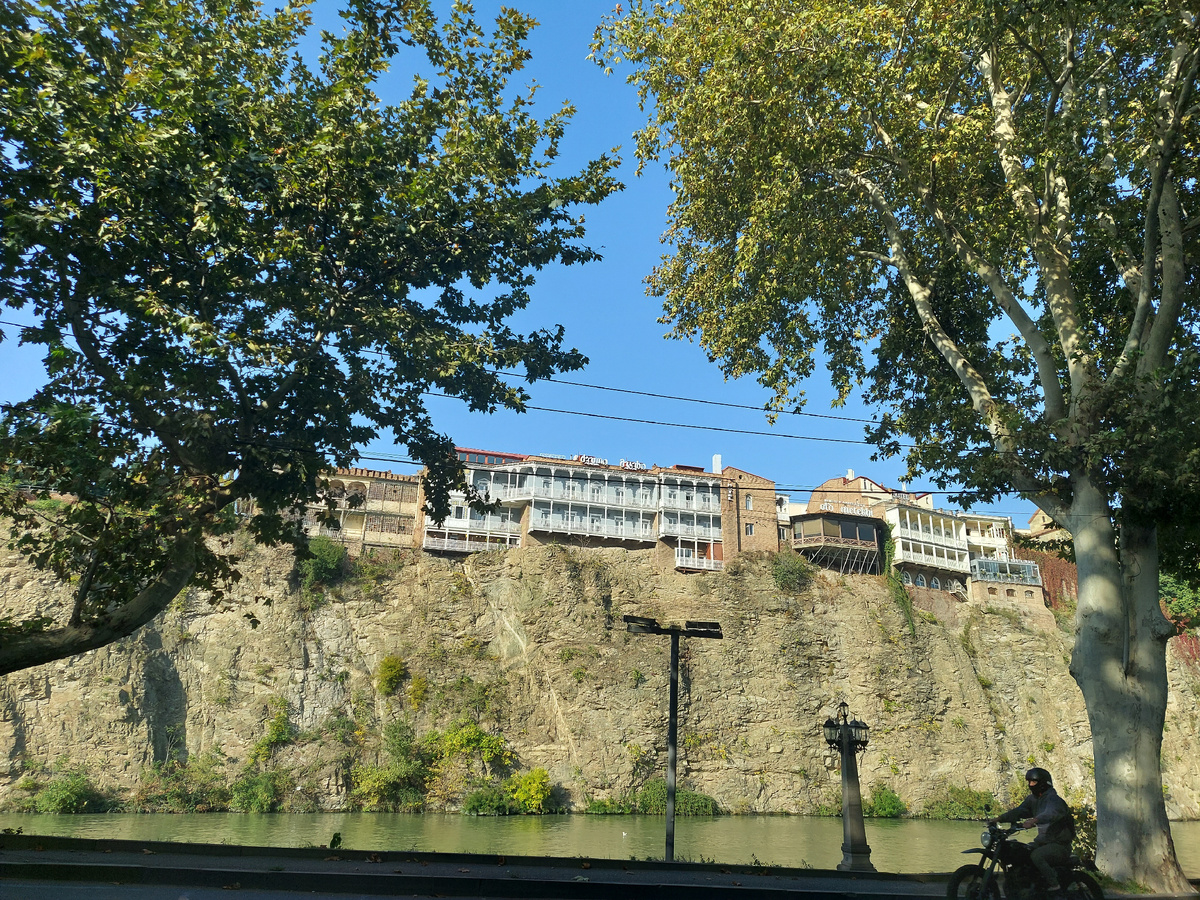 Дома на отвесных берегах Куры