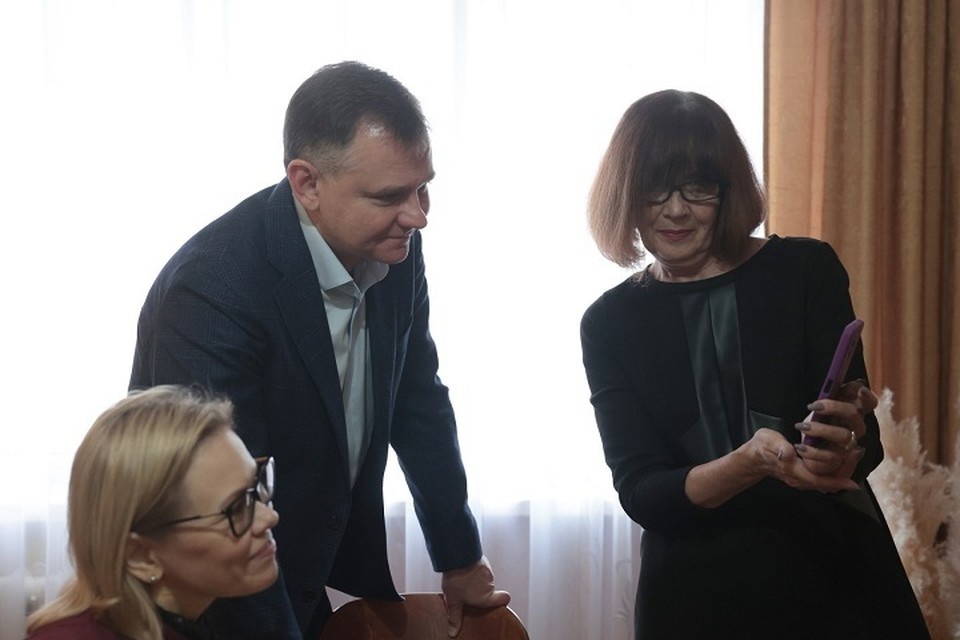    Наталья Воробьева поделилась с донским главой воспоминаниями о сыновьях. Фото: сайт правительства Ростовской области