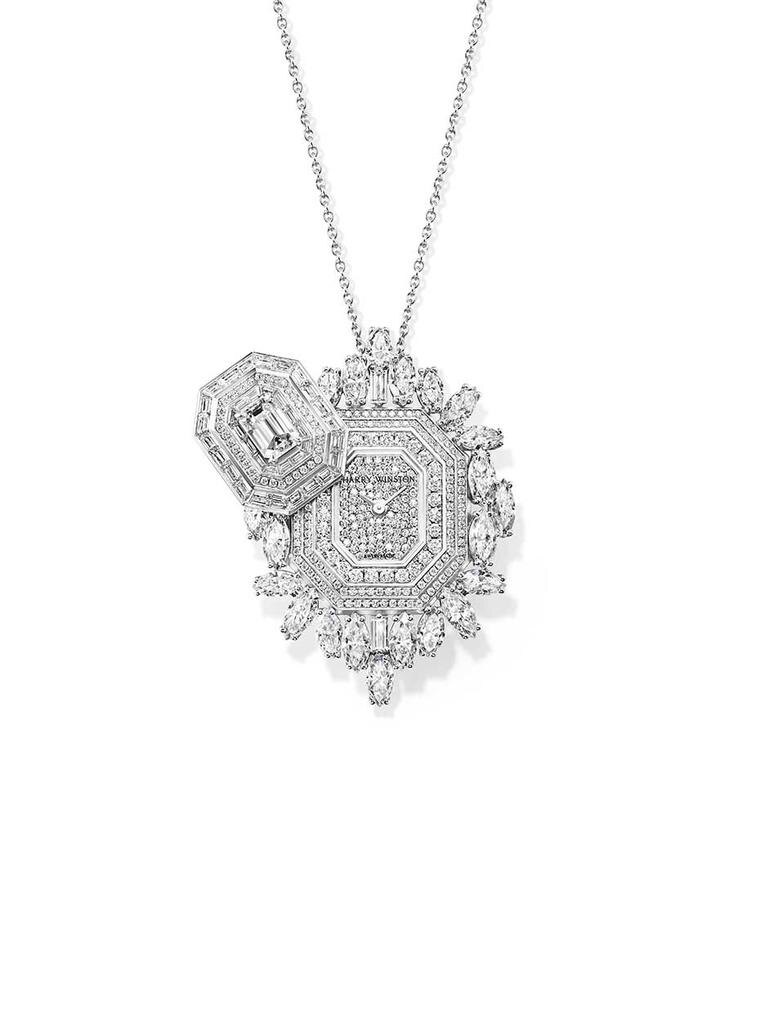Часы Harry Winston Ultimate Emerald Signature — это секретные часы, которые можно носить как кулон, брошь и наручные часы. Корпус из белого золота, выполненный в форме бриллианта изумрудной огранки, инкрустирован бриллиантами огранки «маркиз», «бриллиант» и «багет», включая бриллиант изумрудной огранки весом 1,00 карата в центре.