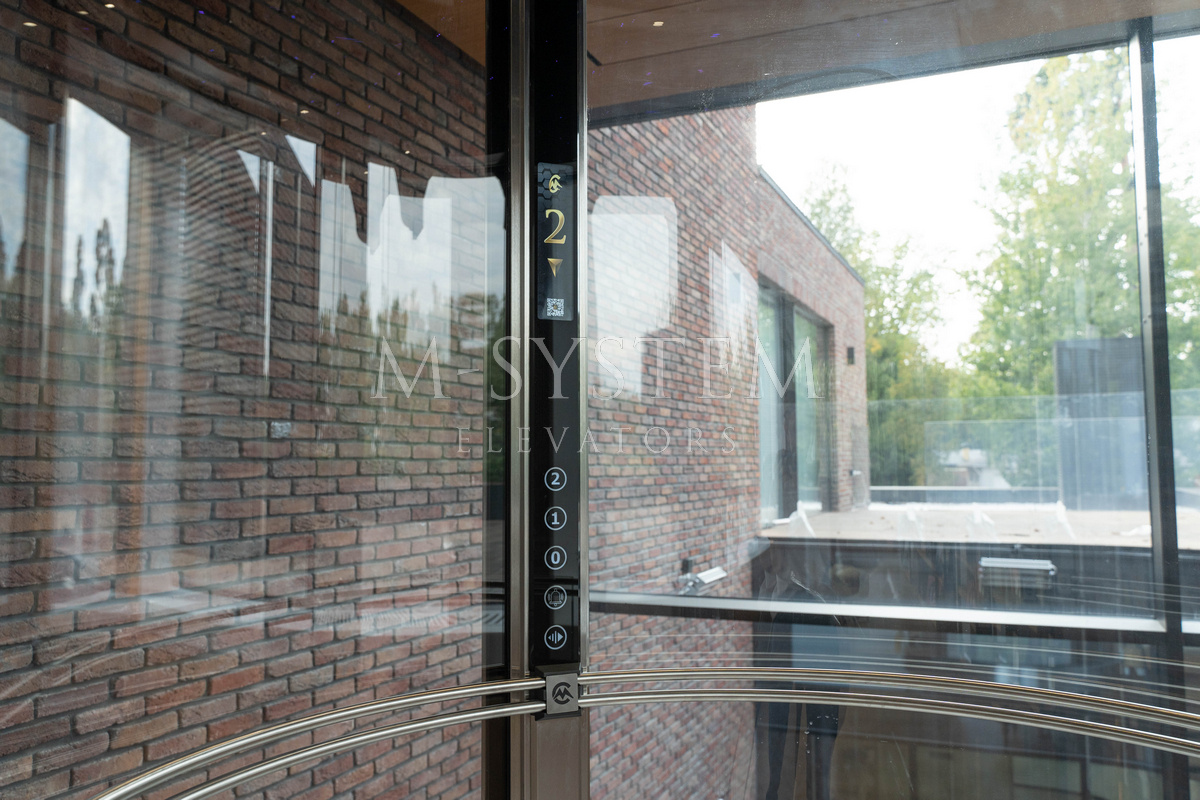 Интерьер кабины тяжёлого панорамного лифта МС 1500 от «М-Систем»