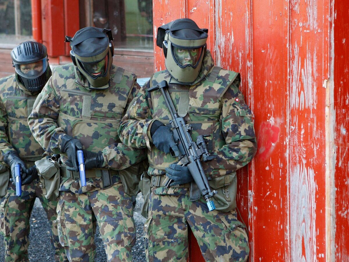    Военнослужащие швейцарской армии во время учений | © AP Photo / KEYSTONE/Laurent Gillieron