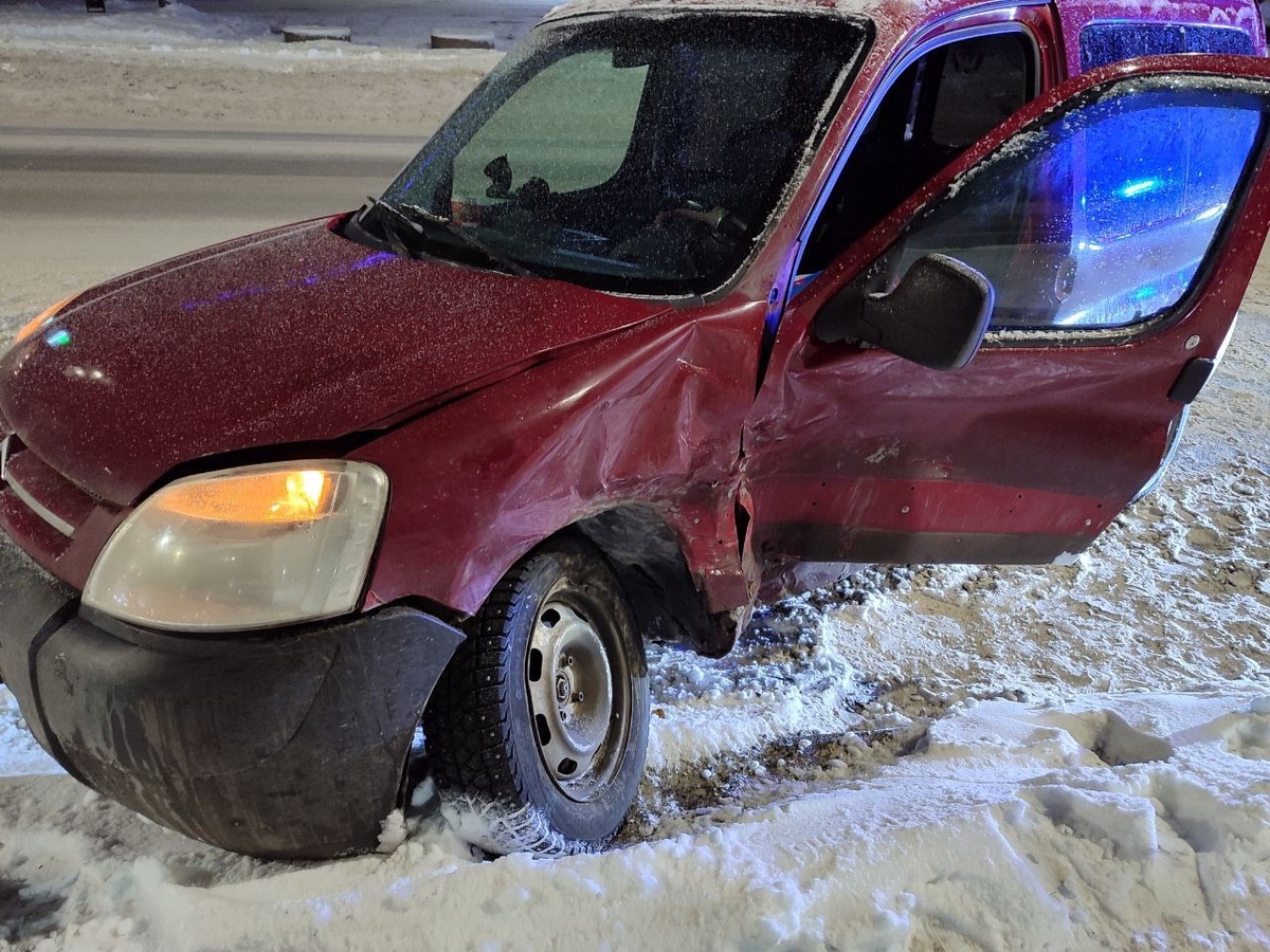    Молодой водитель получил травмы в ДТП на оживлённом проспекте в Петрозаводске© Госавтоинспекция по Петрозаводску