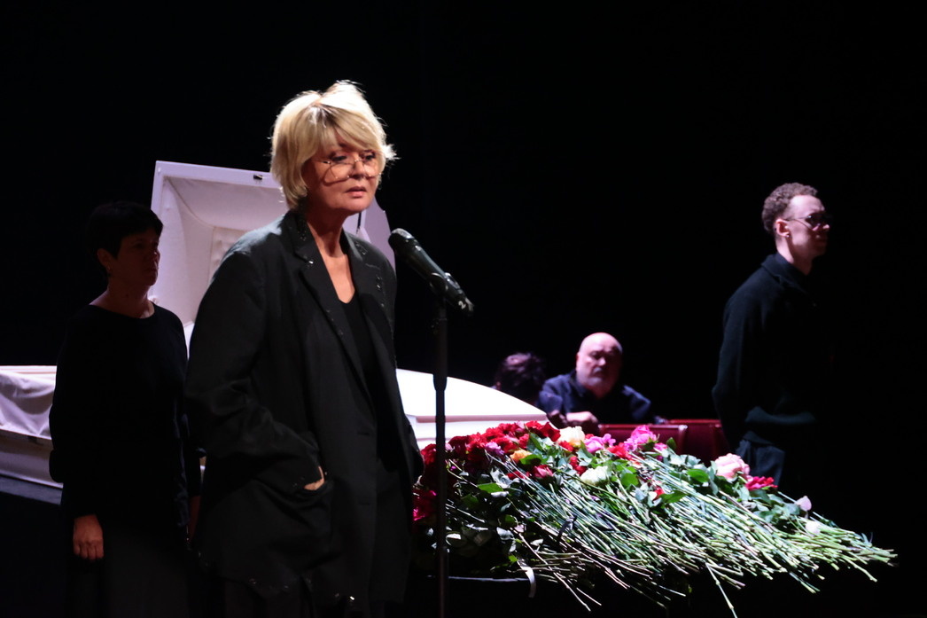     Юлия Меньшова у гроба Веры Алентовой. Фото: Наталья Губернаторова