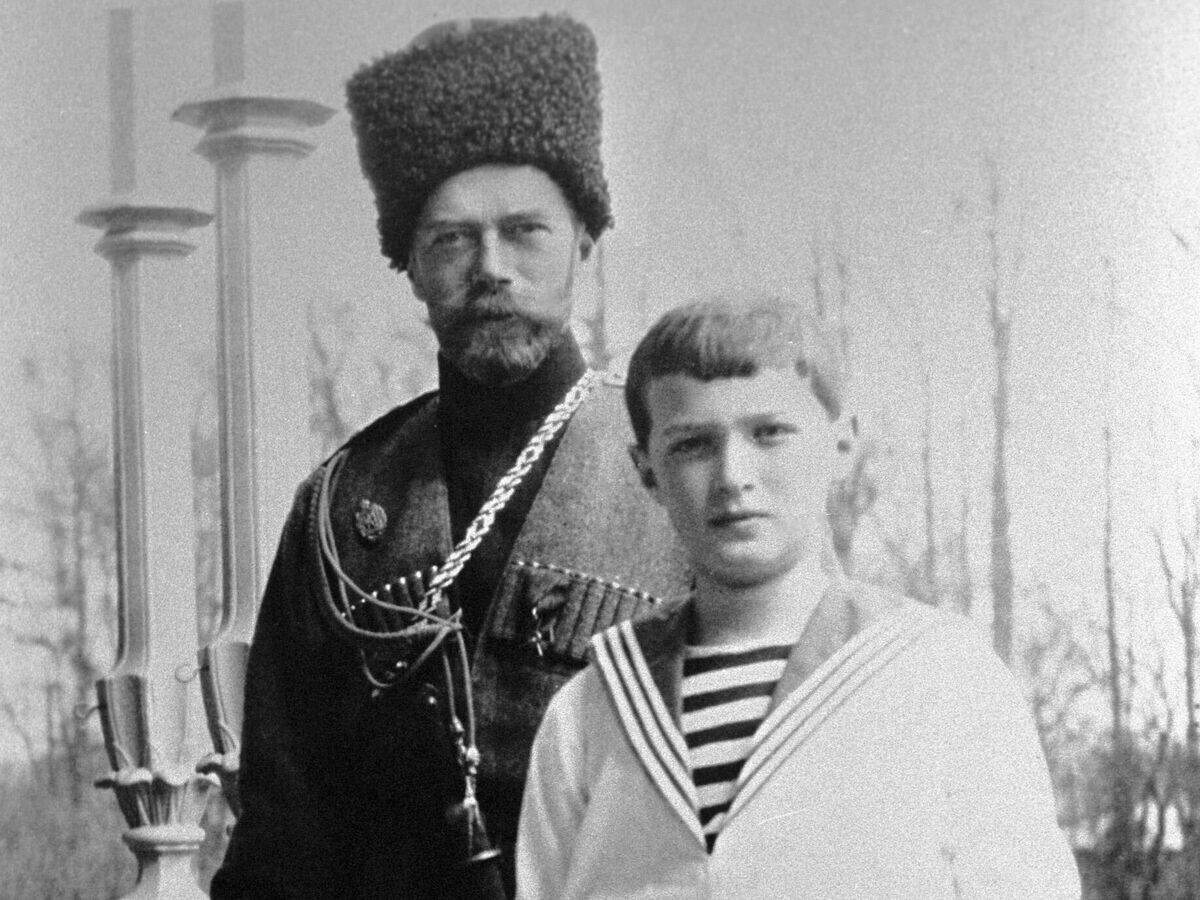    Российский император Николай II с сыном Алексеем, последним официальным наследником престола, в Царском Селе | © РИА Новости