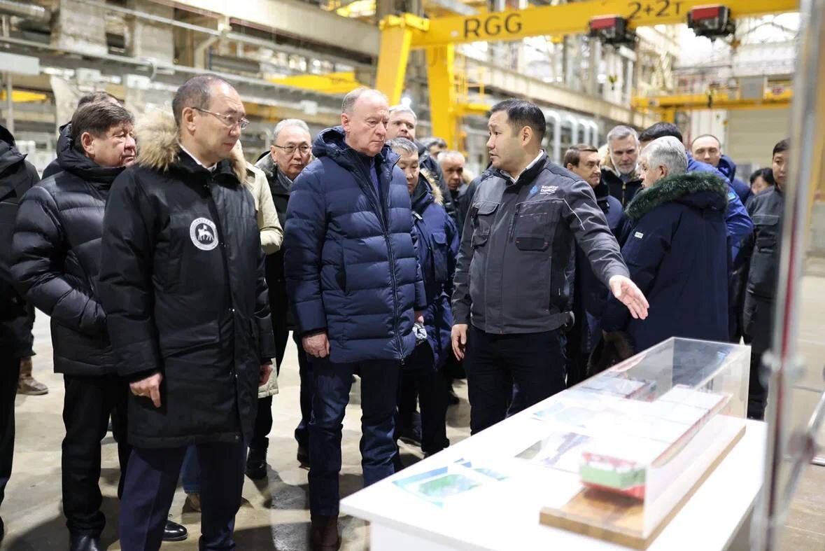 Помощник президента России, председатель Морской коллегии Николай Патрушев на Жатайской судоверфи/ Фото: Пресс-служба главы и правительства Якутии  📷
