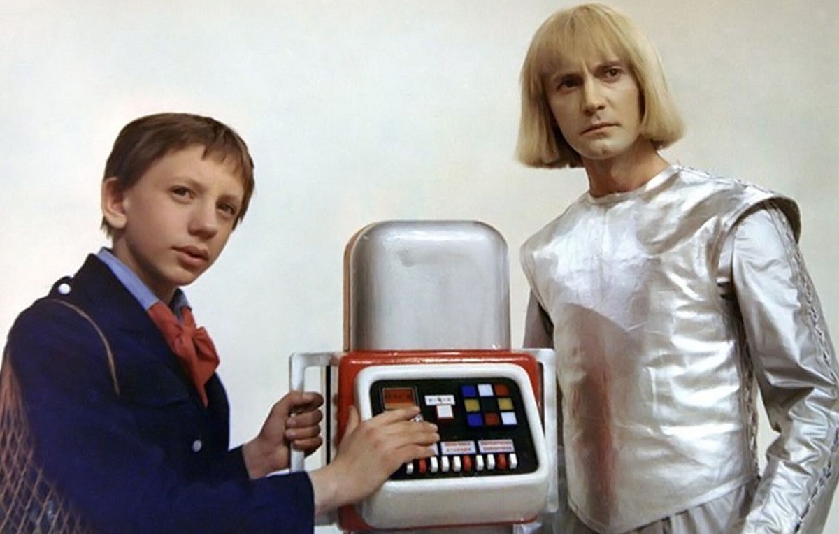 Коля и робот Вертер. Кадр из фильма "Гостья из Будущего" (1985 г.). Картинка взята в Сети.