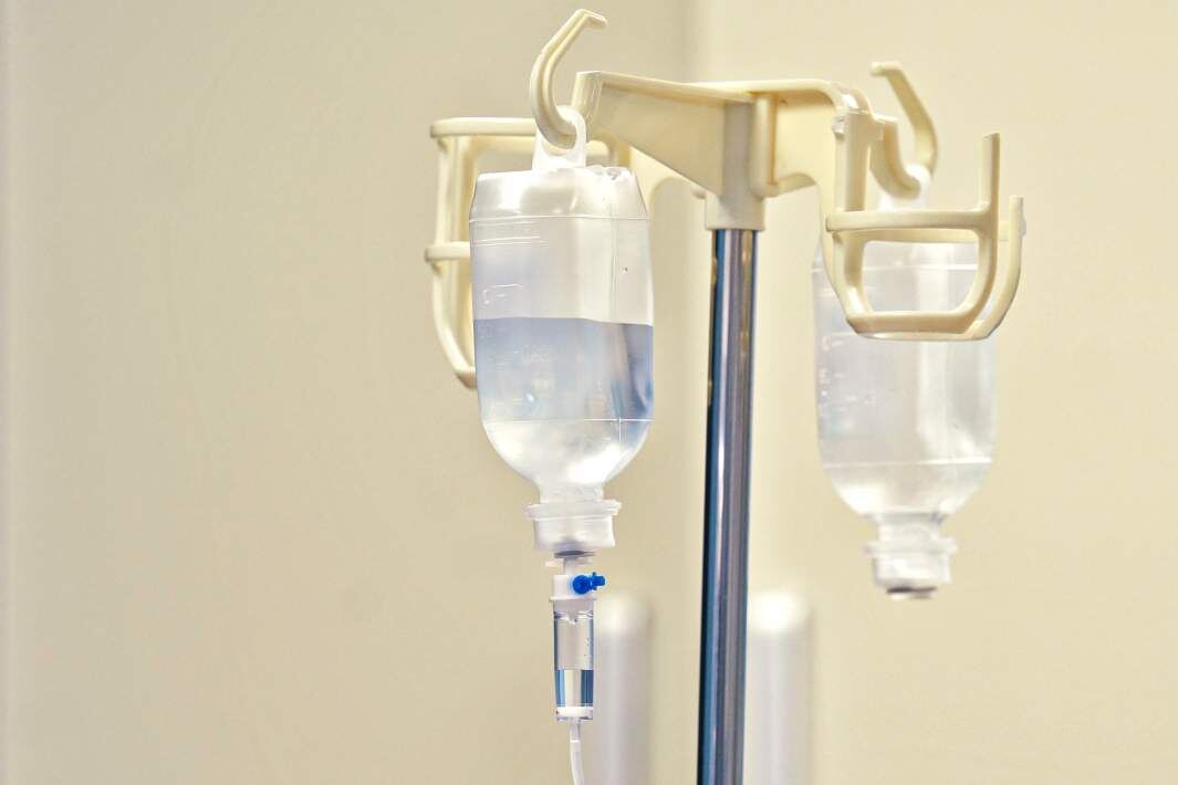 Капельница. Фото: ИЗВЕСТИЯ/Анна Селина