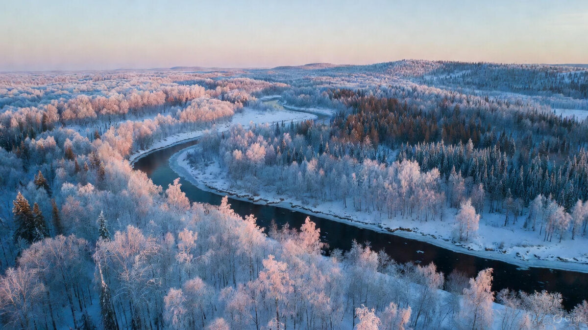 Панорама бескрайней заснеженной тайги с замёрзшей извилистой рекой, уходящей в дымку рассвета.