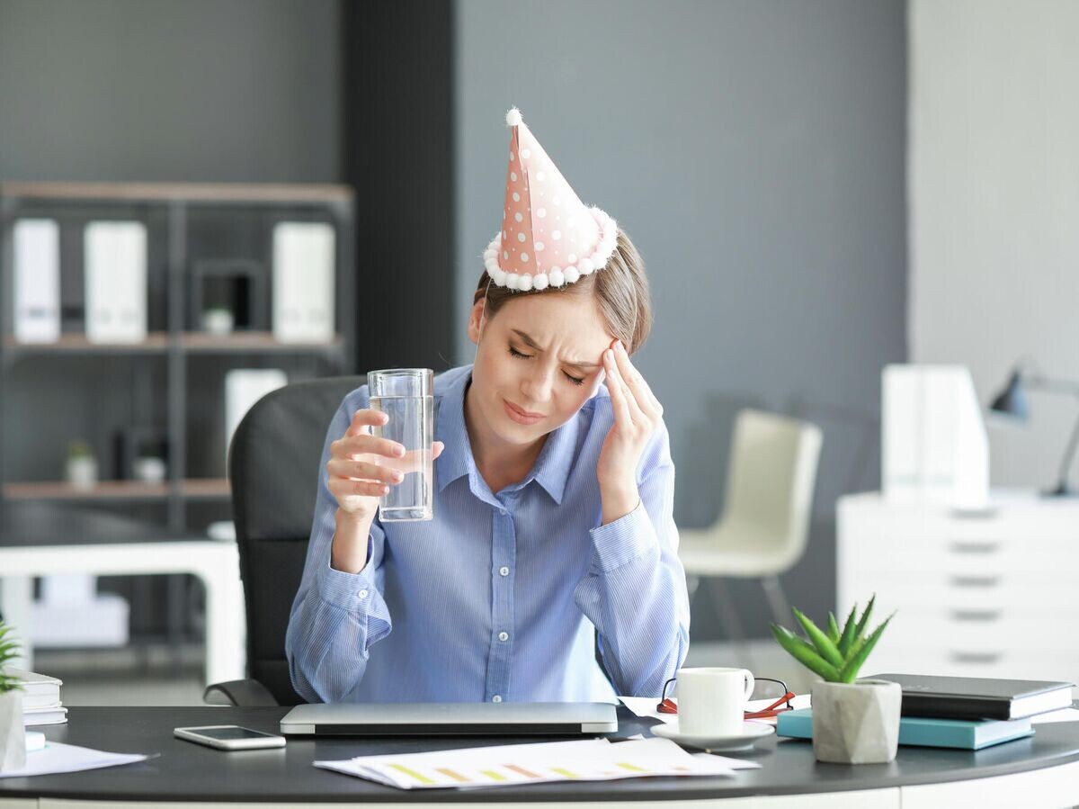    Девушка в офисе после праздника | © Depositphotos.com / serezniy