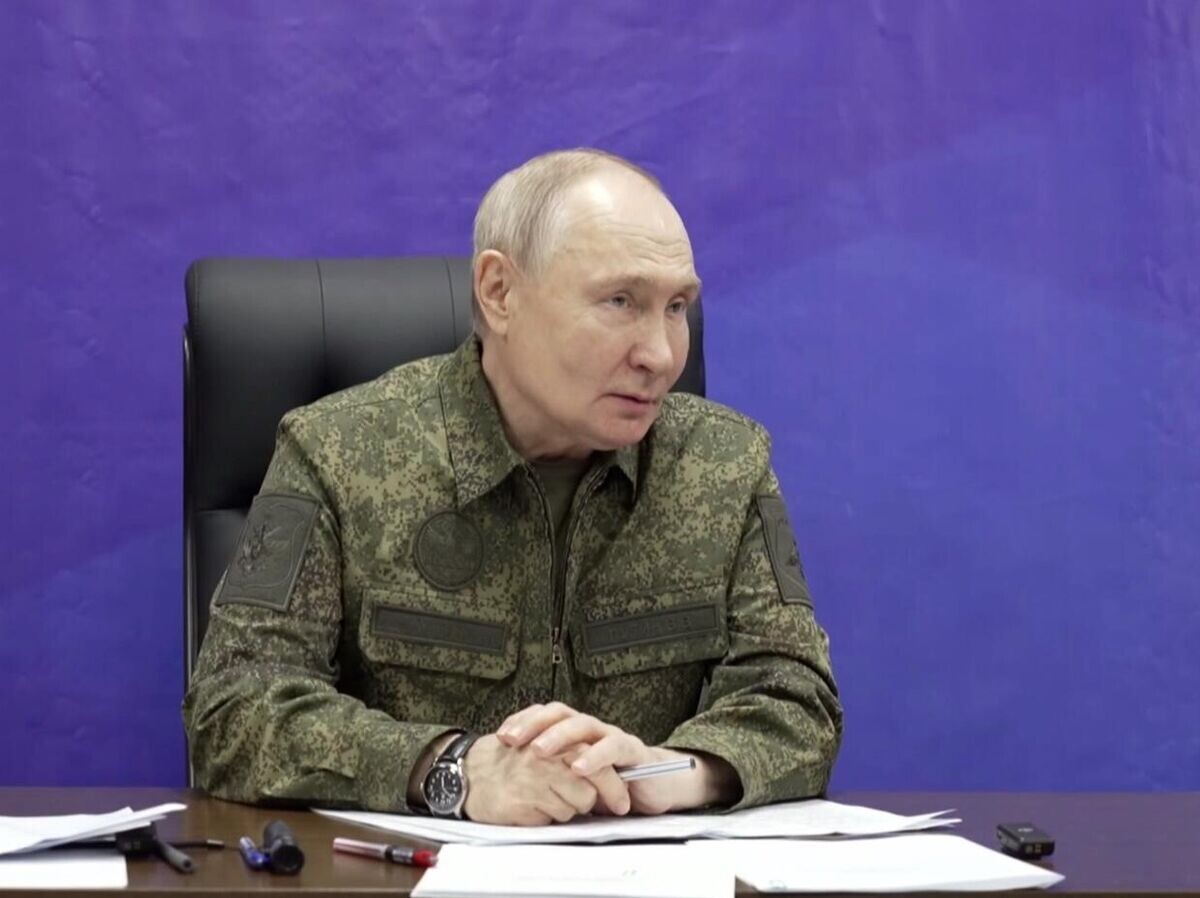    Президент Владимир Путин посетил один из пунктов управления Объединённой группировки войск | © РИА Новости