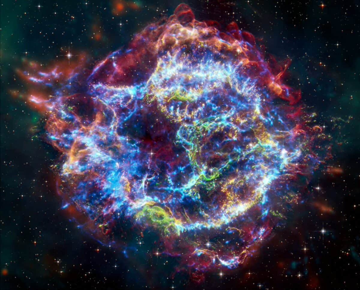    Комбинированное изображение остатка сверхновой Кассиопея А. Это самый молодой из известных остатков сверхновых в Млечном Пути. Изображение объединило данные рентгеновской обсерватории «Чандра», космических телескопов «Джеймс Уэбб», «Хаббл» и «Спитцер». Объект расположен примерно в десяти тысячах световых лет от Земли в созвездии Кассиопеи / © NASA / CXC / SAO / ESA / STScI / JPL / Caltech