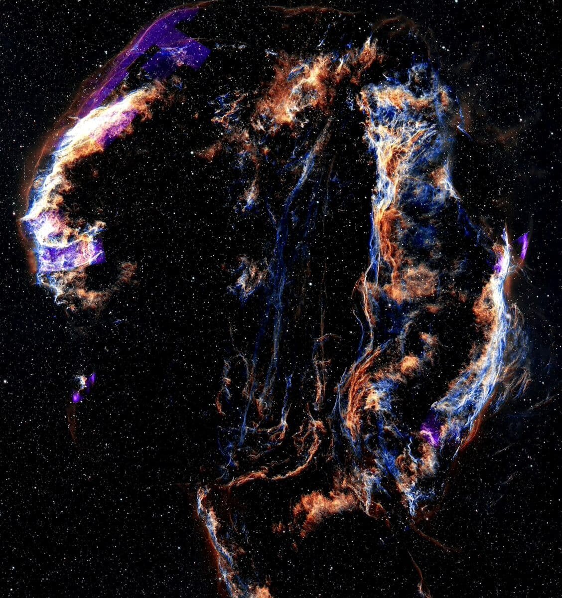    Петля Лебедя, также известная как туманность Вуаль. Это остаток сверхновой, образовавшийся после гибели массивной звезды. Изображение получено с помощью рентгеновской обсерватории «Чандра» / © NASA / SAO / CXC