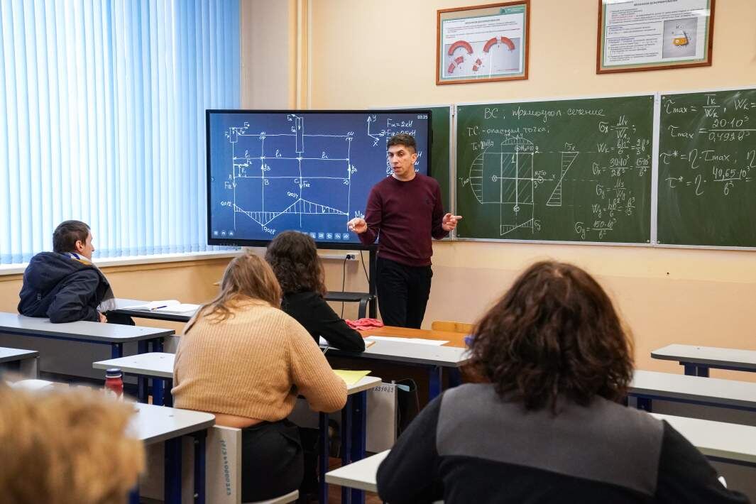 Преподаватель и студенты. Фото: ИЗВЕСТИЯ/Сергей Лантюхов
