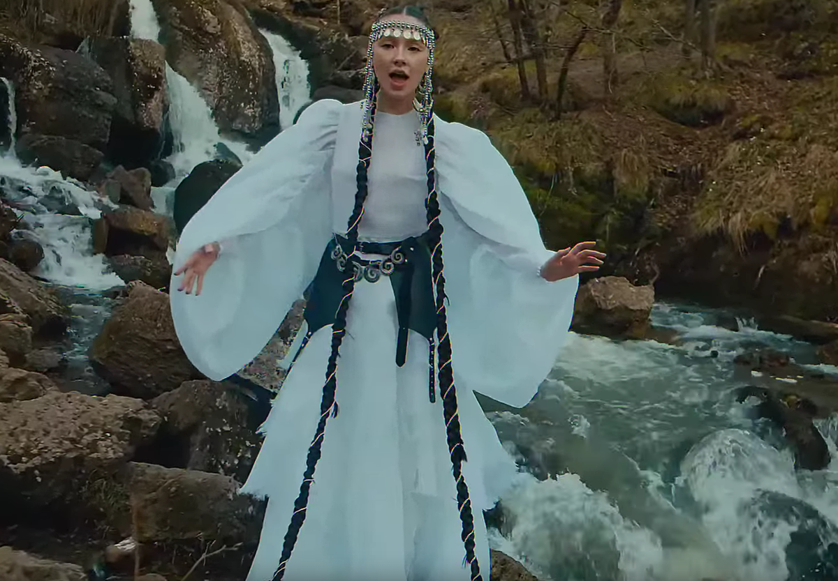 AY YOLA. Кадр из клипа "Homay".