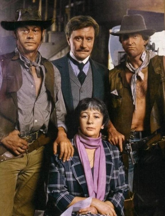 Не сомневаюсь, что все узнали персонажей, изображённых на данном фото, кроме...