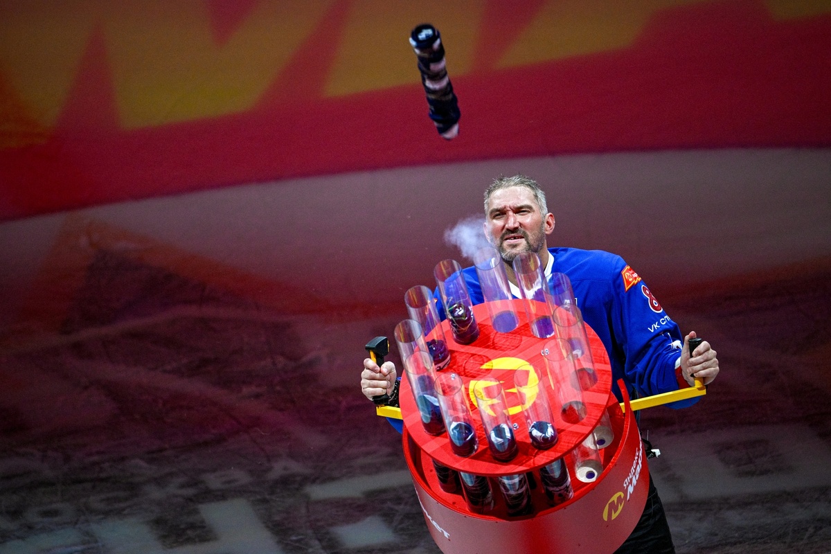    Летом Александр Овечкин прибыл в Москву и принял участие в благотворительном матче звёзд НХЛ против звёзд КХЛ / РИА Новости / Алексей Филиппов