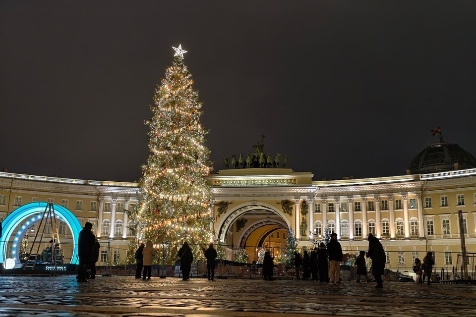    Дворцовую площадь украсили к Новому году. Алексей БУЛАТОВ