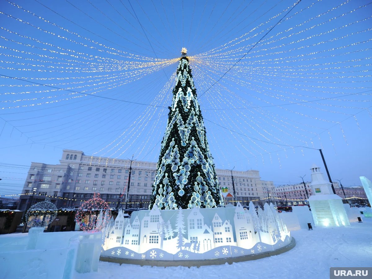    В центре традиционно расположилась ель