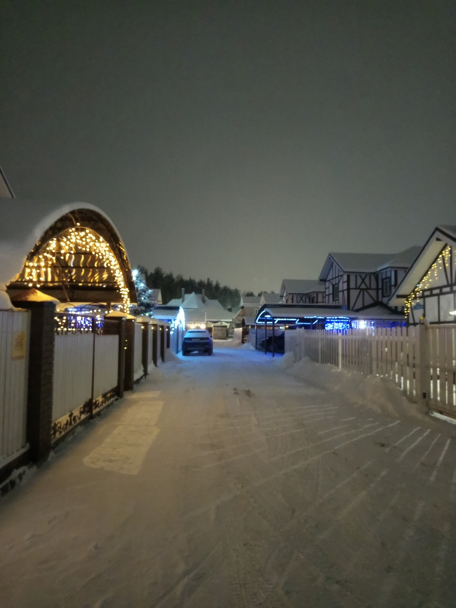 Коттеджный посёлок, рядом с нами