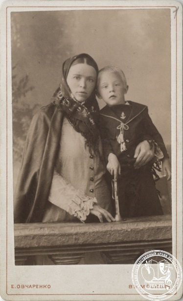 Фотография В.Е. Татлина с Н.Ф. Ерохиной (няней). 16 июля 1889 г. РГАЛИ. Ф. 2089. Оп. 2.