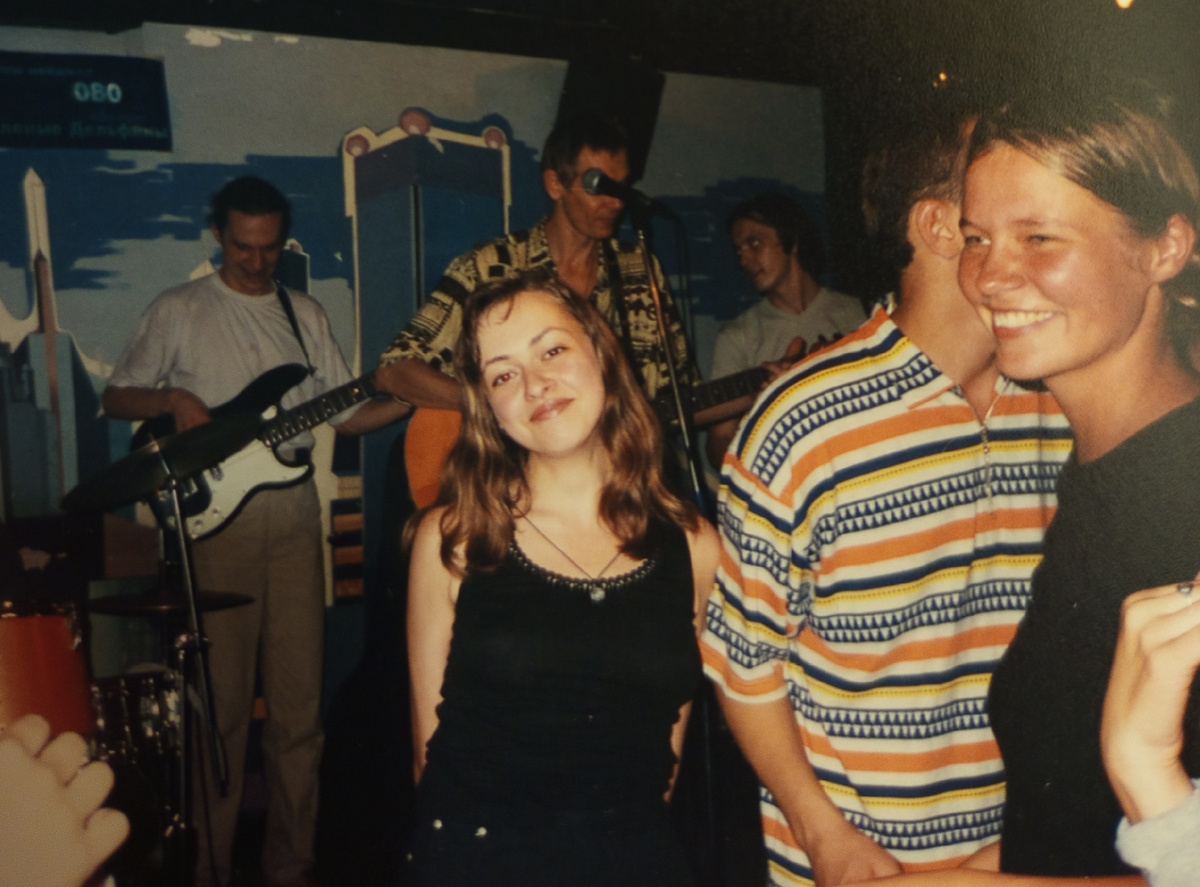 Елена Калиновская, актриса Театра музыкальной комедии, позднее убита. Группа "Красный берег", распавшаяся затем на три разных коллектива, в том числе "Штрихкот", все действуют по сию пору. Молодые Павел Загорский, Андрей Шепелев и Олег (кто помнит фамилию - напомните).