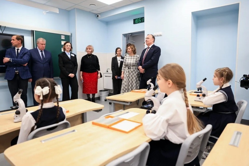    Глава Екатеринбурга Алексей Орлов открыл школу и детский сад. Фото: администрация Екатеринбурга