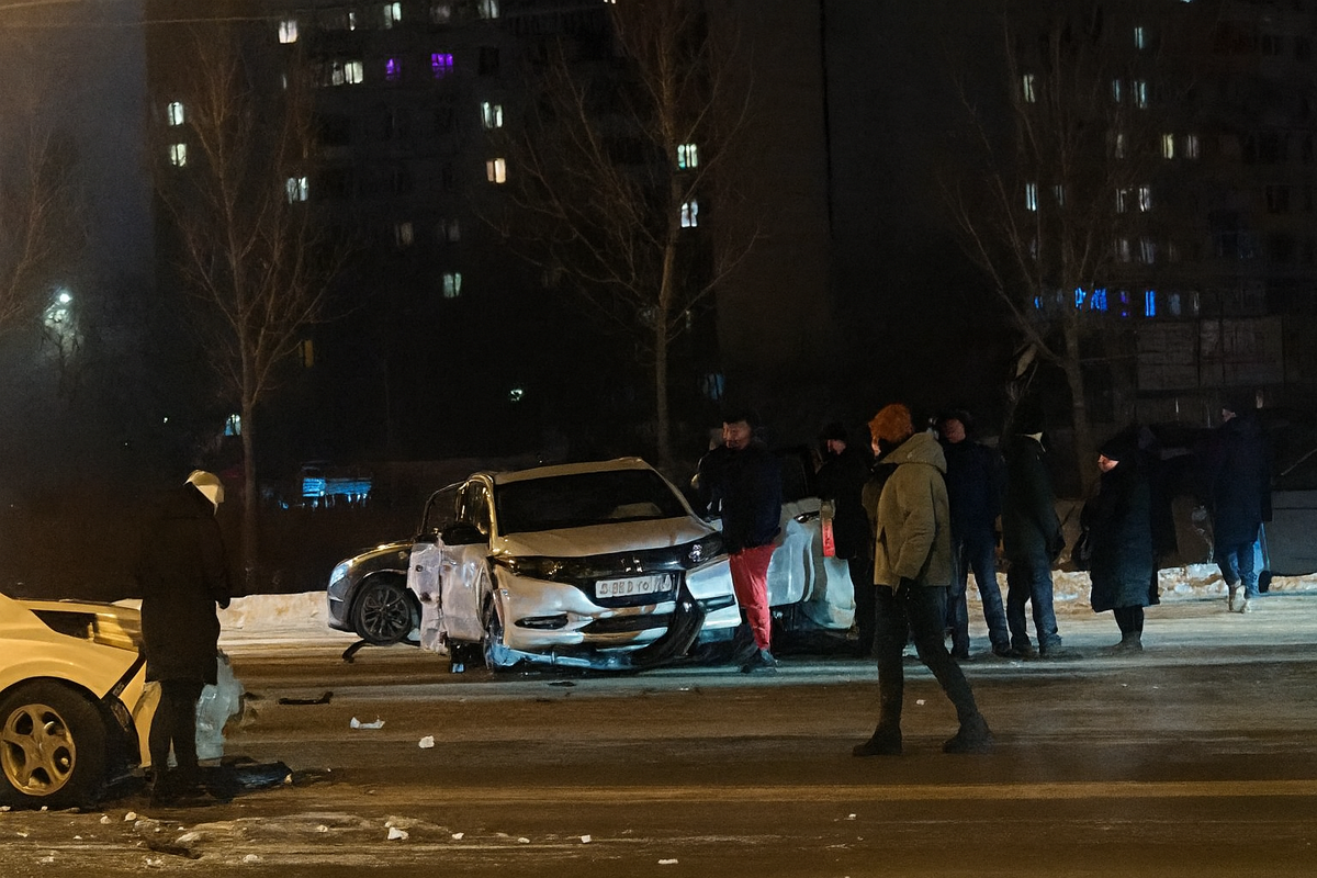 Осколки от повреженных авто разлетелись по всей дороге.