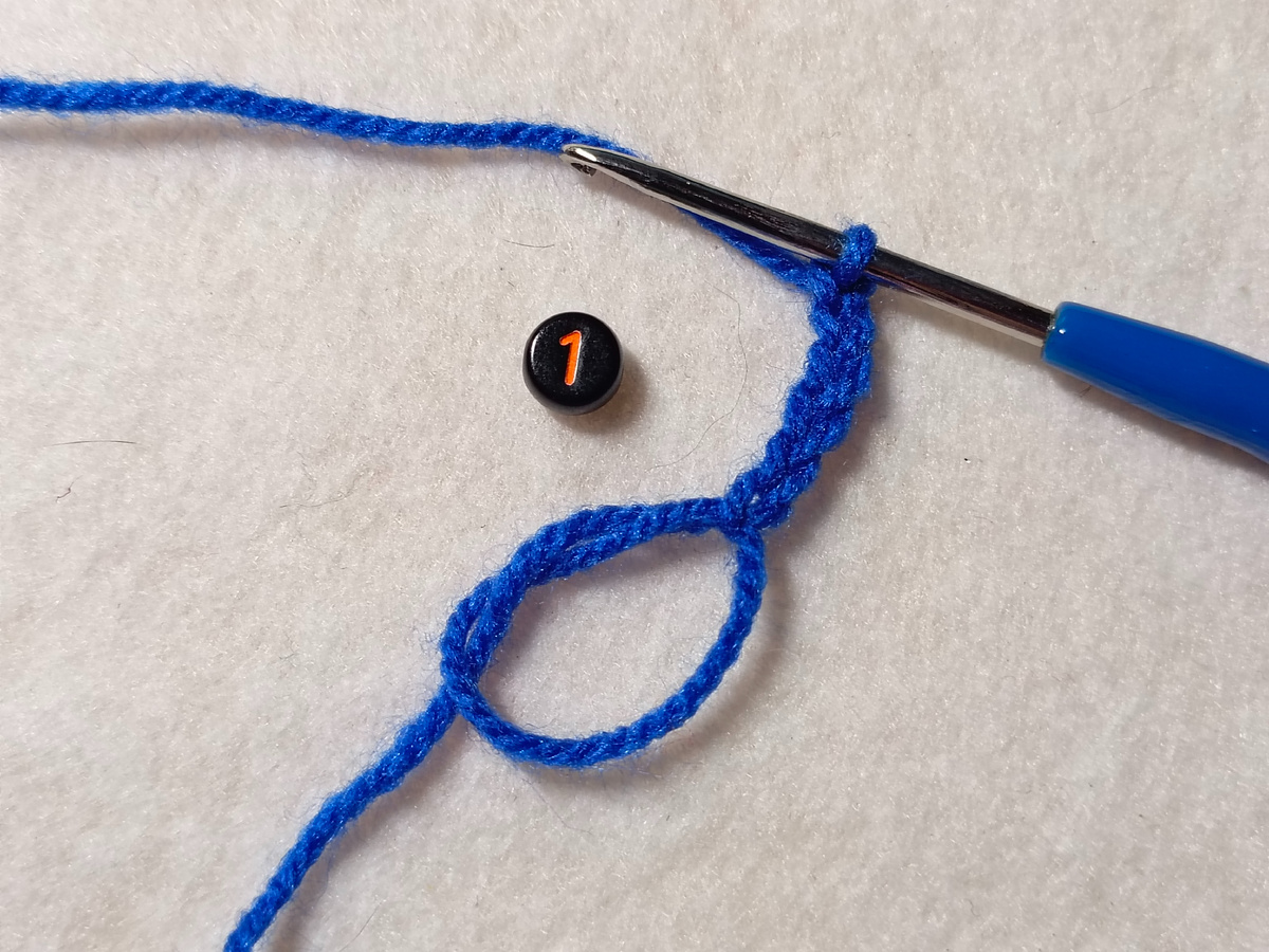 В петлю амигуруми провязываю 5 воздушных петель.