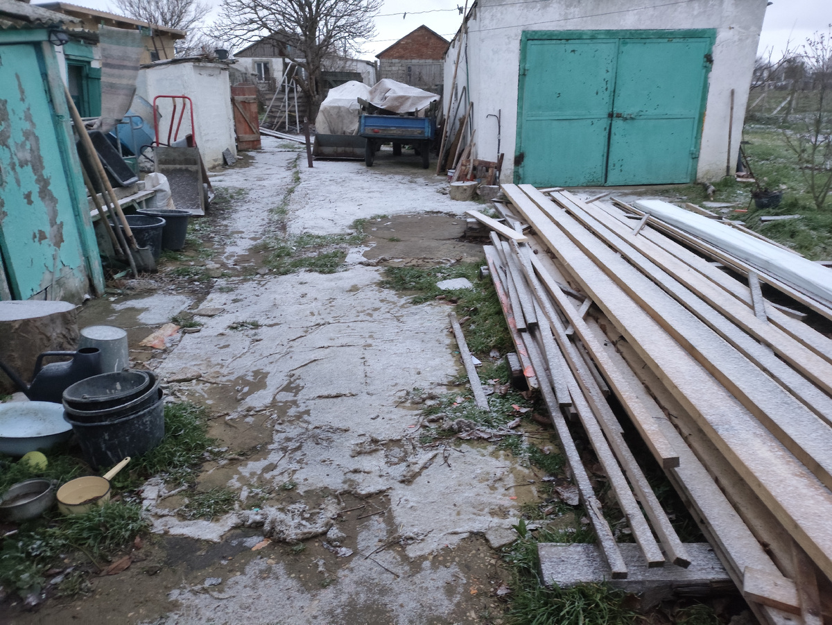 Побелевший дворик