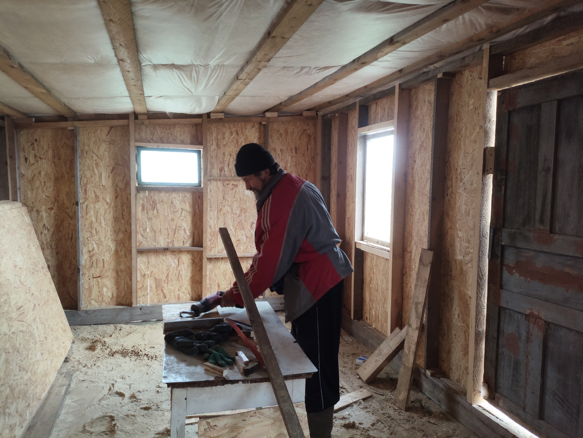 Похоже, что ему тут нравится )))