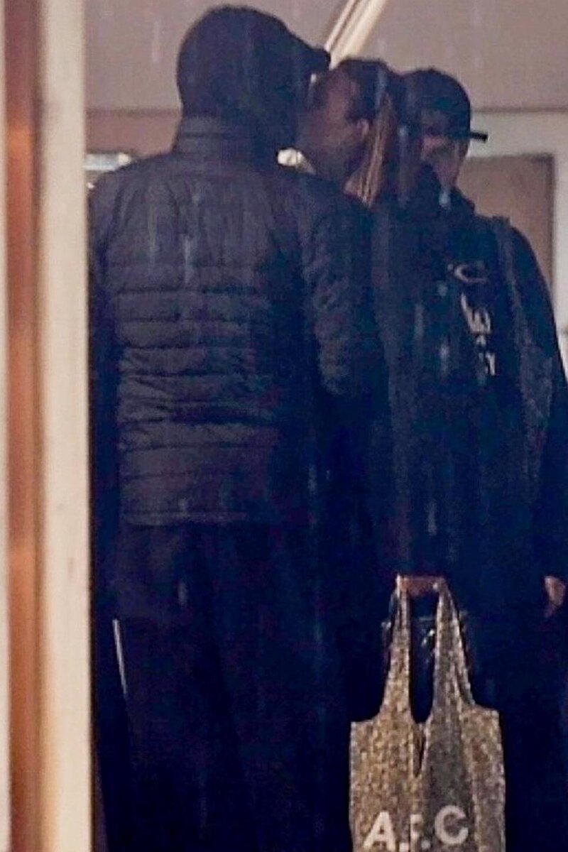    Ди Каприо подловили целующимся с Витторией LEGION-MEDIA