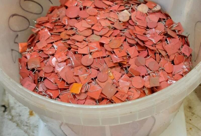 Конденсаторы "флажки": какие драгметаллы содержат, где искать для сбора и сдачи в скупку