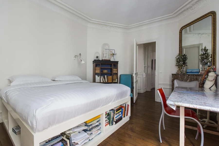 Кровать с полочками в интерьере маленькой комнаты