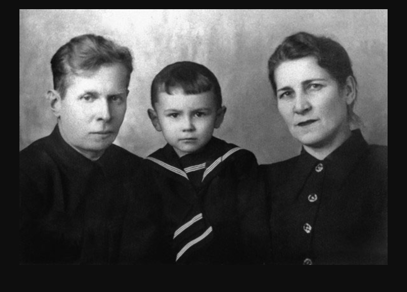 Леонтьев в детстве с родителями 