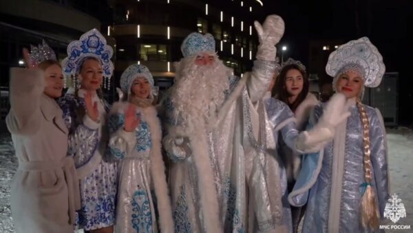 Петербургские спасатели переоделись в Дедов Морозов и поздравили детей в больнице