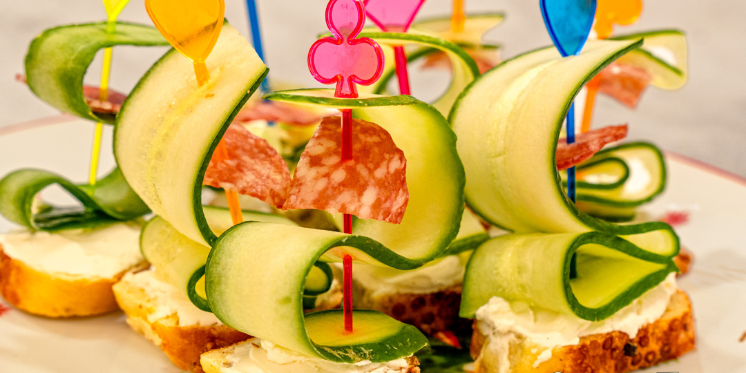 Праздничная закуска с сыром, огурцом и колбасой на шпажках. Простая, легкая, аппетитная. Угощайтесь, друзья!