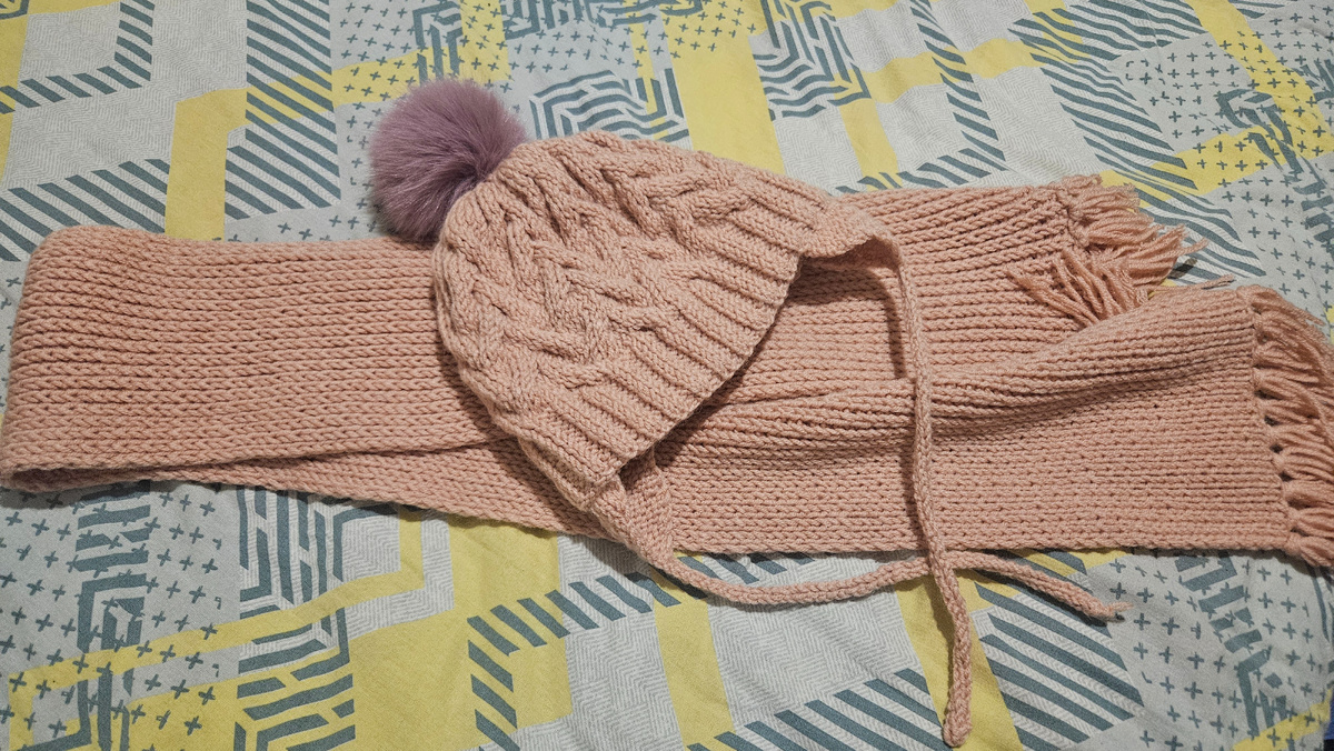 Комплект для дочки. Шапочка двойная. Пряжа Kartopu Elite Wool полушерсть. С цветом помпона не угадала (заказывала на Озоне), но смотрится вроде неплохо). 