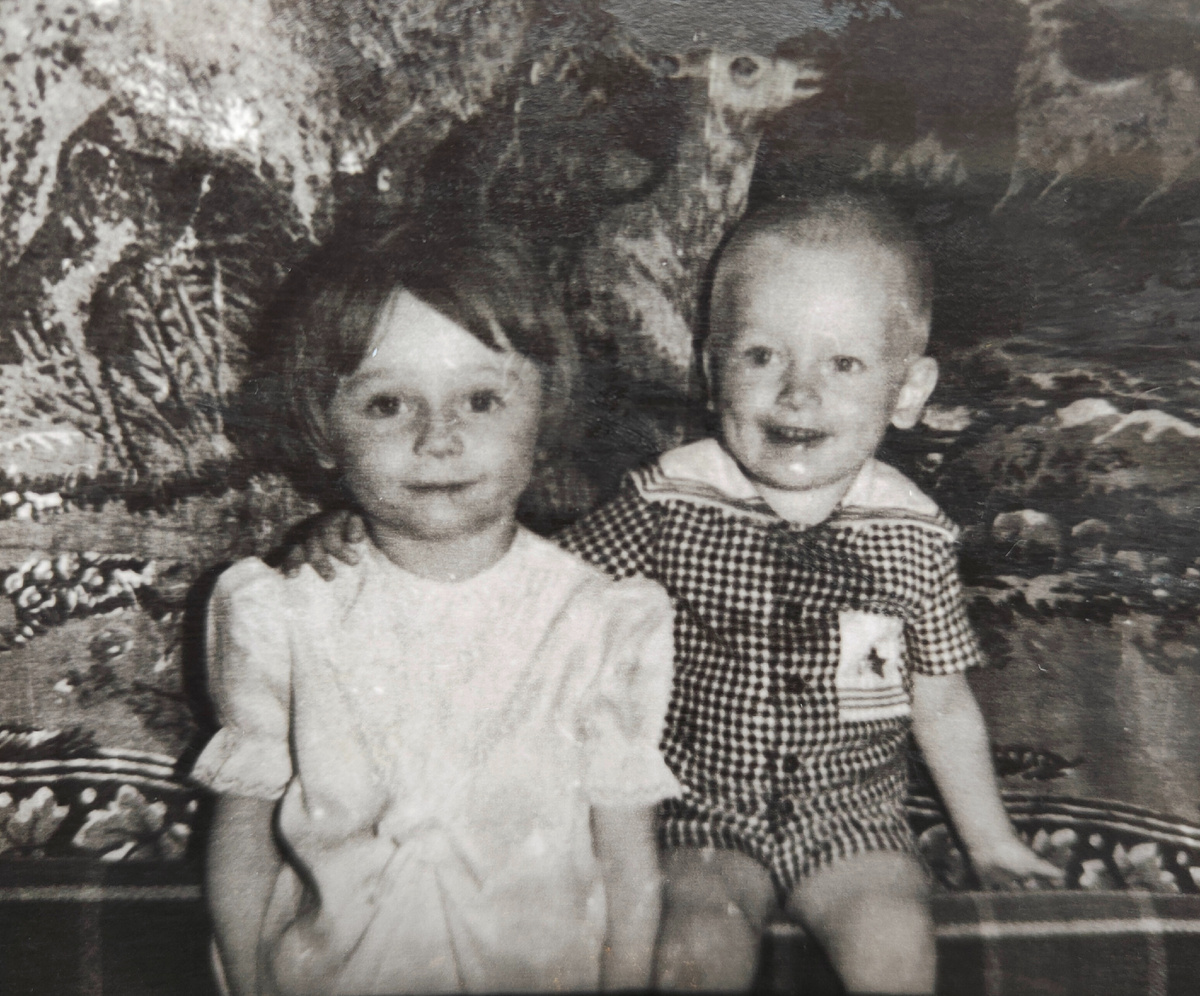 Я с братом Александром на фоне обязательного ковра с оленями, 1978 год.