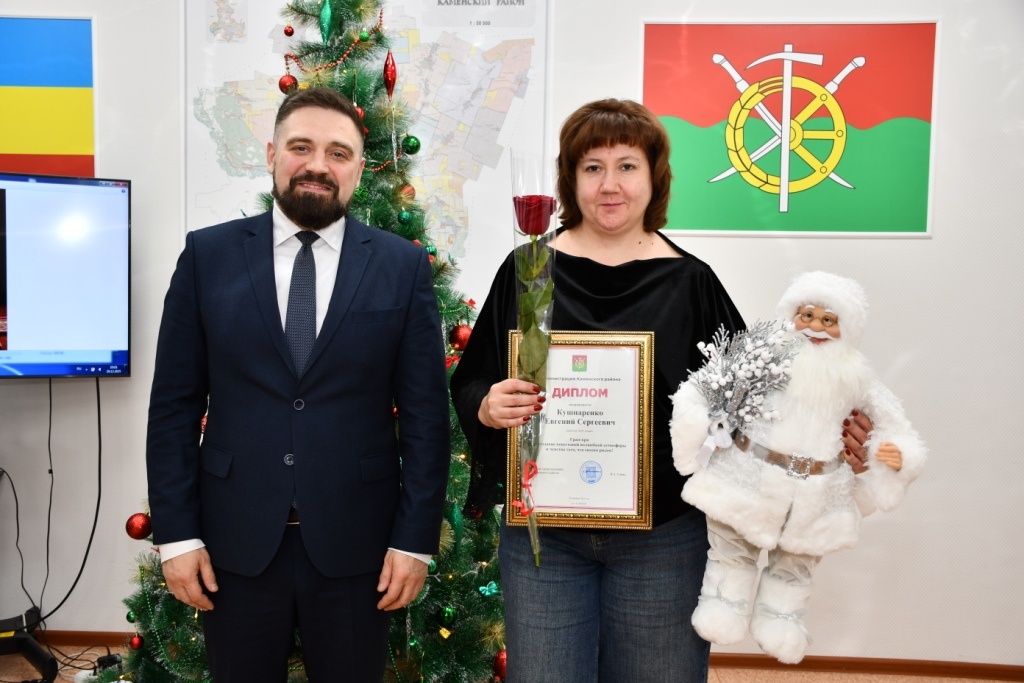    Гран-при конкурса за создание новогодней волшебной атмосферы завоевала команда декораторов парка «Лога» Ирина Куницкая