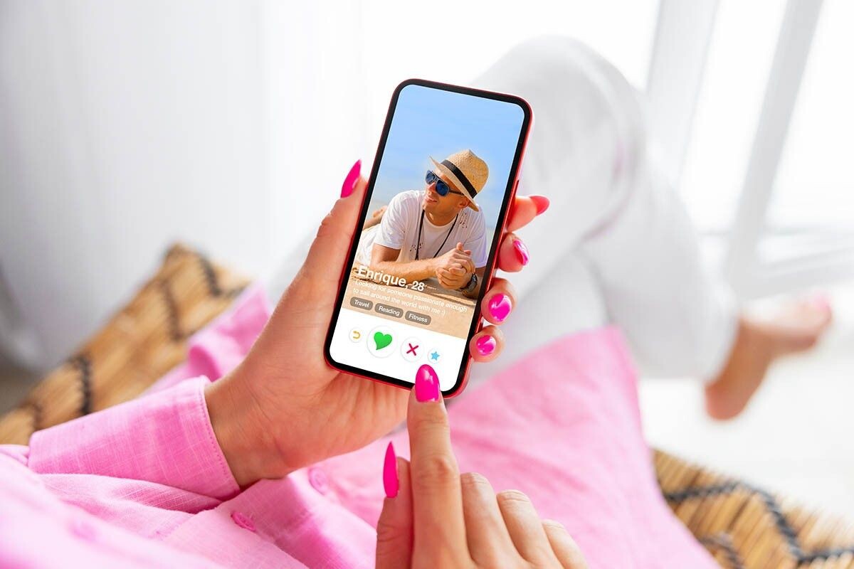 Для многих скролинг анкет давно превратился в азарт. Источник: Kaspars Grinvalds / Shutterstock / FOTODOM