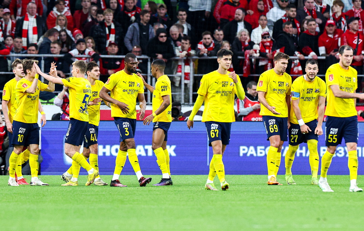    Футболисты "Ростова"  Софья Сандурская/ТАСС