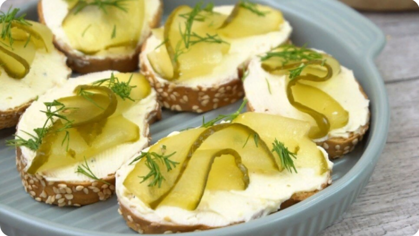 Такие бутерброды у нас на праздничном столе съедаются быстрее чем с икрой (дело в намазке)