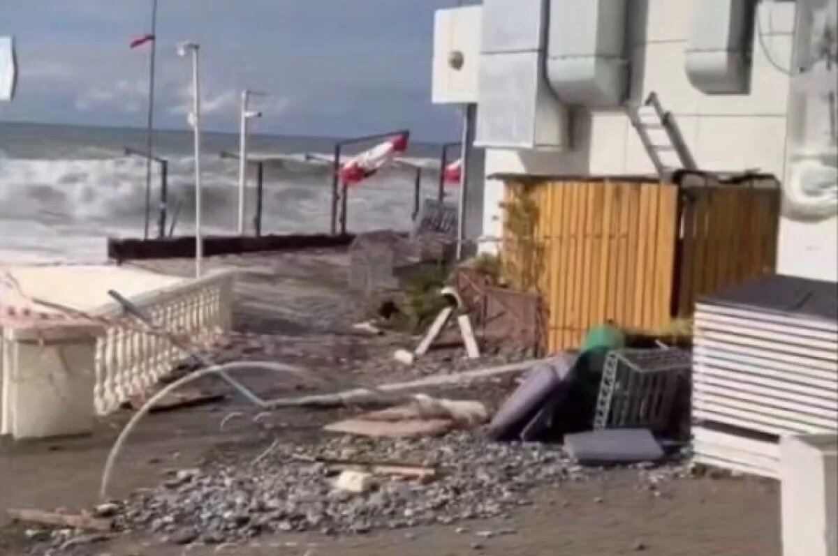    Шторм разрушил Приморскую набережную в Сочи