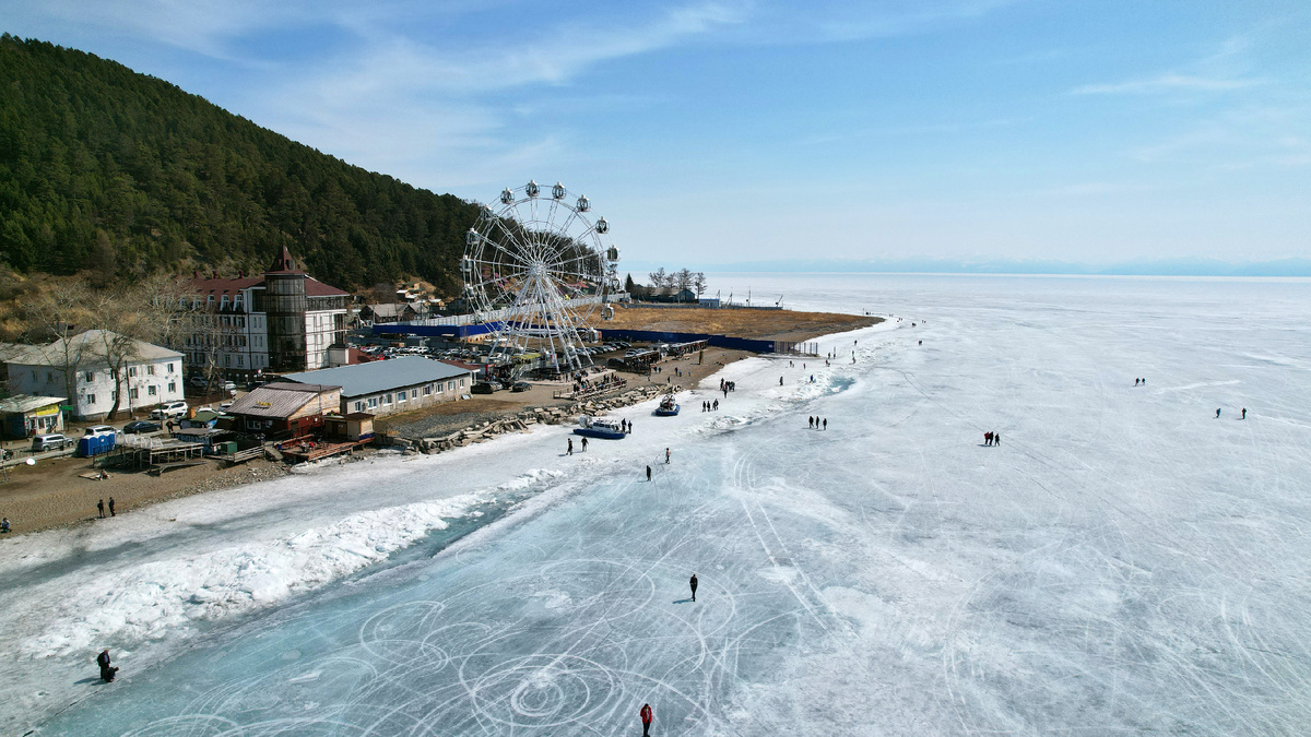 Туристы гуляют по льду Байкала в Листвянке. Источник: Shutterstock