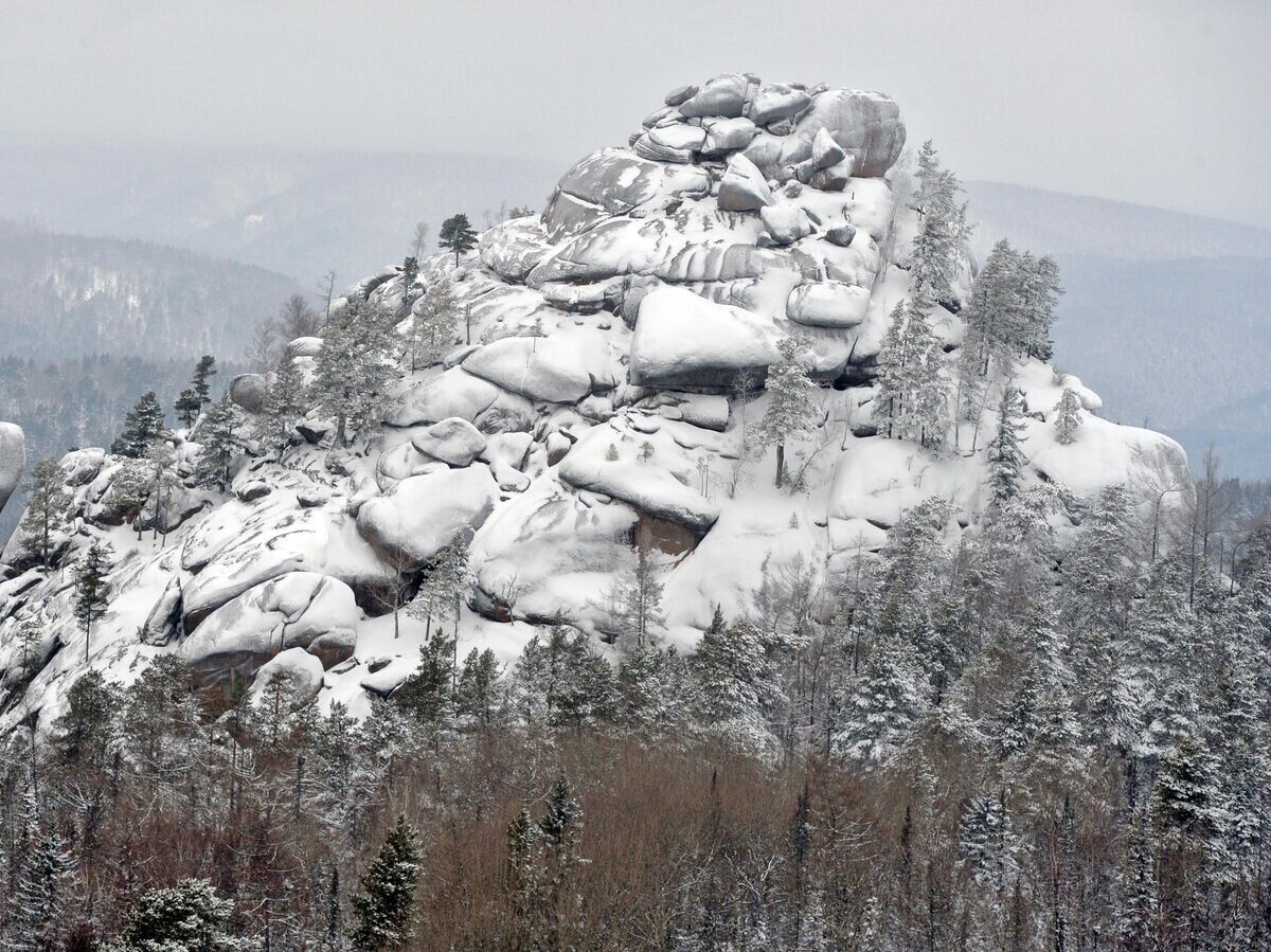    Сиенитовая скала "Первый Столб" в сибирской тайге в национальном парке "Столбы" в Красноярском крае | © РИА Новости / Илья Наймушин