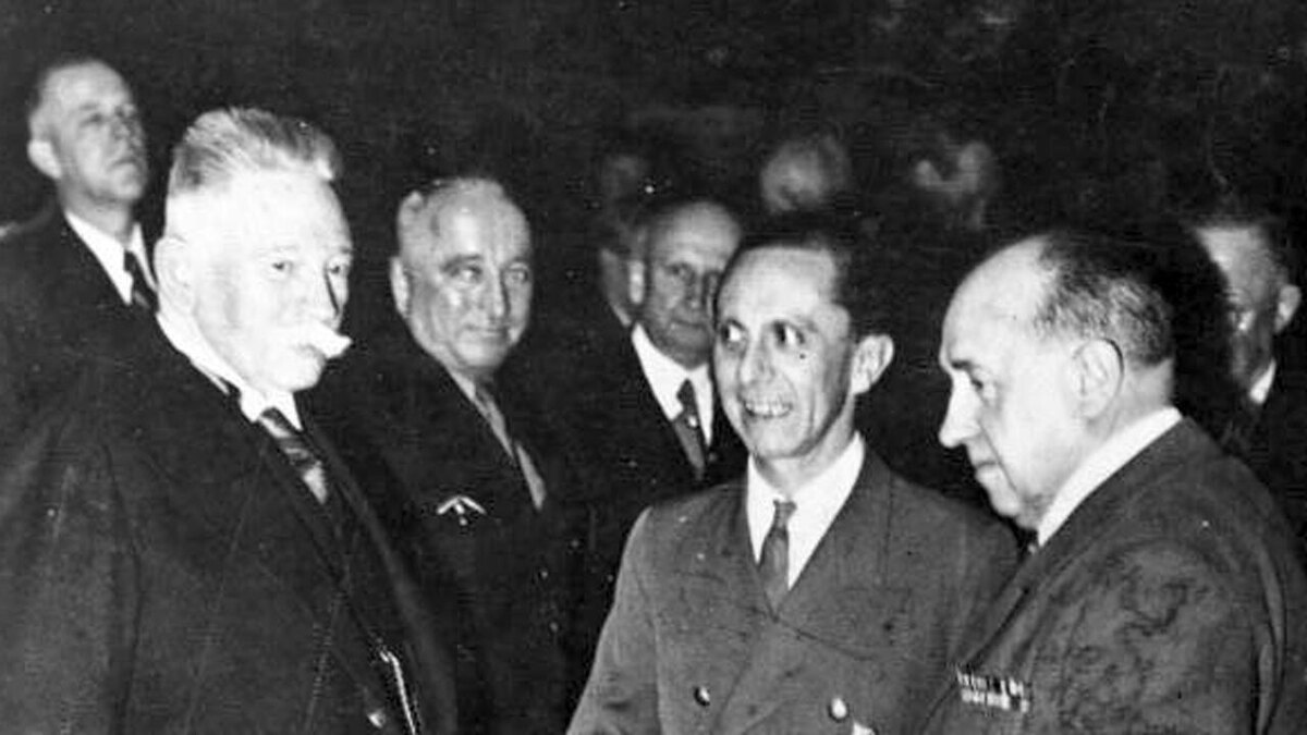 Вальтер Функ (крайний справа) и Йозеф Геббельс (второй справа), 4 марта 1943 года © CC BY-SA 3.0 / German Federal Archives