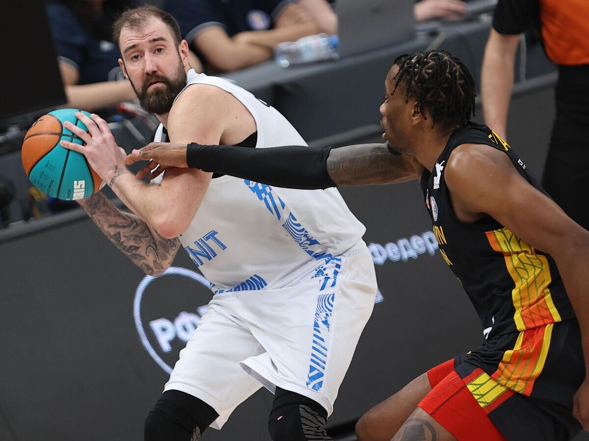    Сергей Карасев ("Зенит") и Антониус Кливленд ("Локомотив-Кубань") | © РИА Новости / Виталий Тимкив