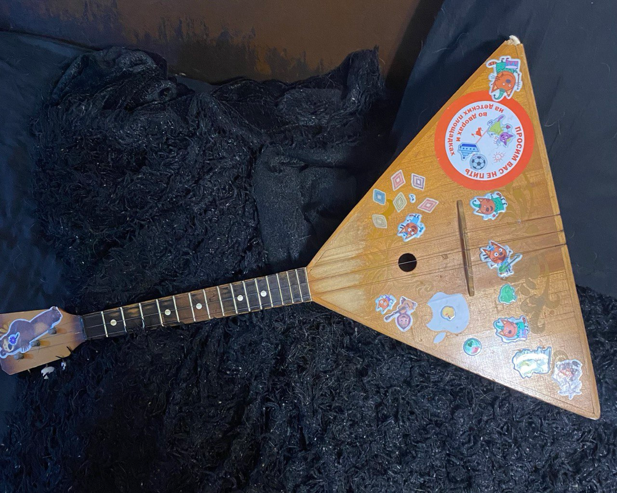 Современная балалайка орловского музыканта, 2025 год