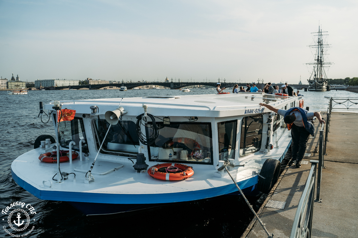 Теплоход Атлат, Нева
